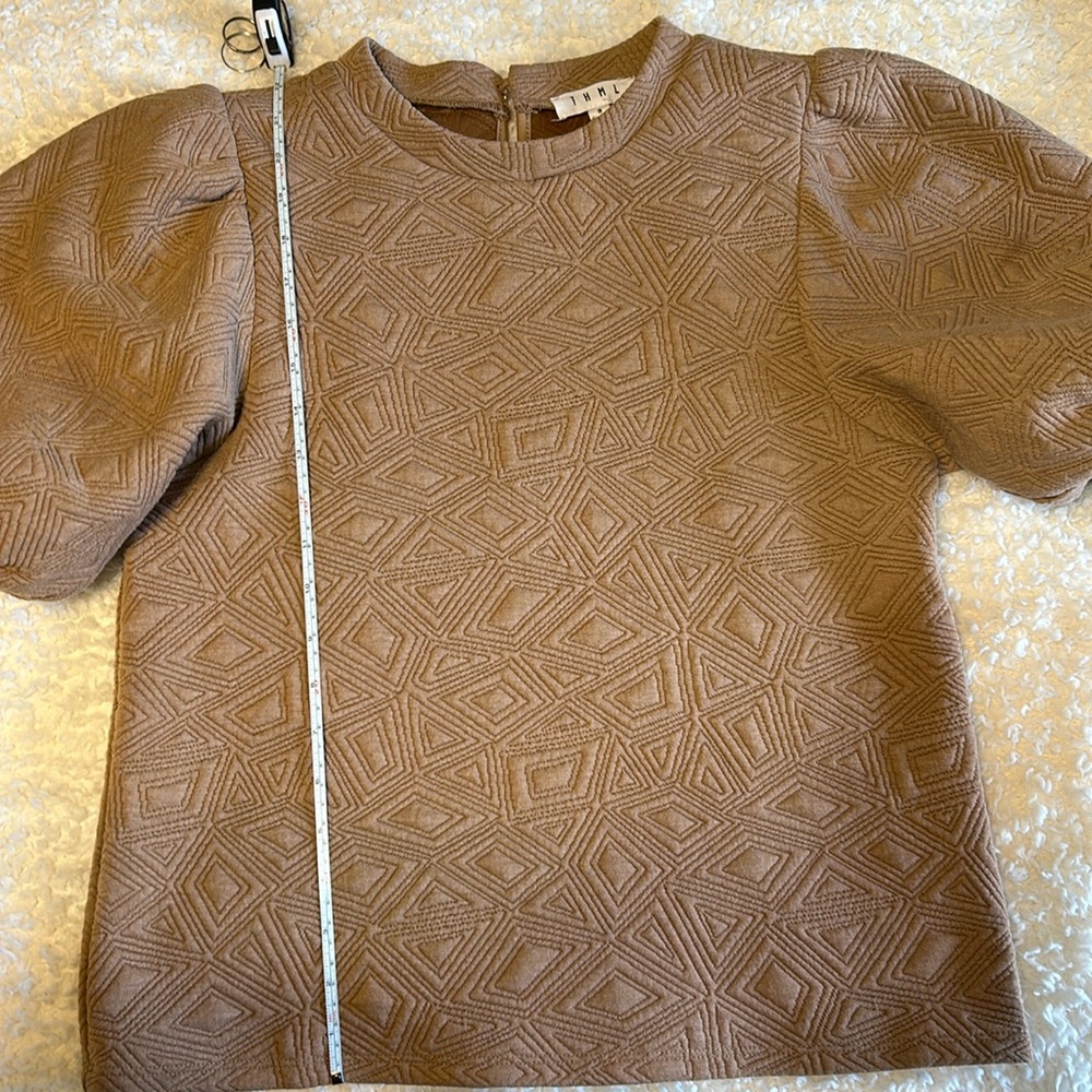 THML tan textured/ quilted gathered short sleeved shirt